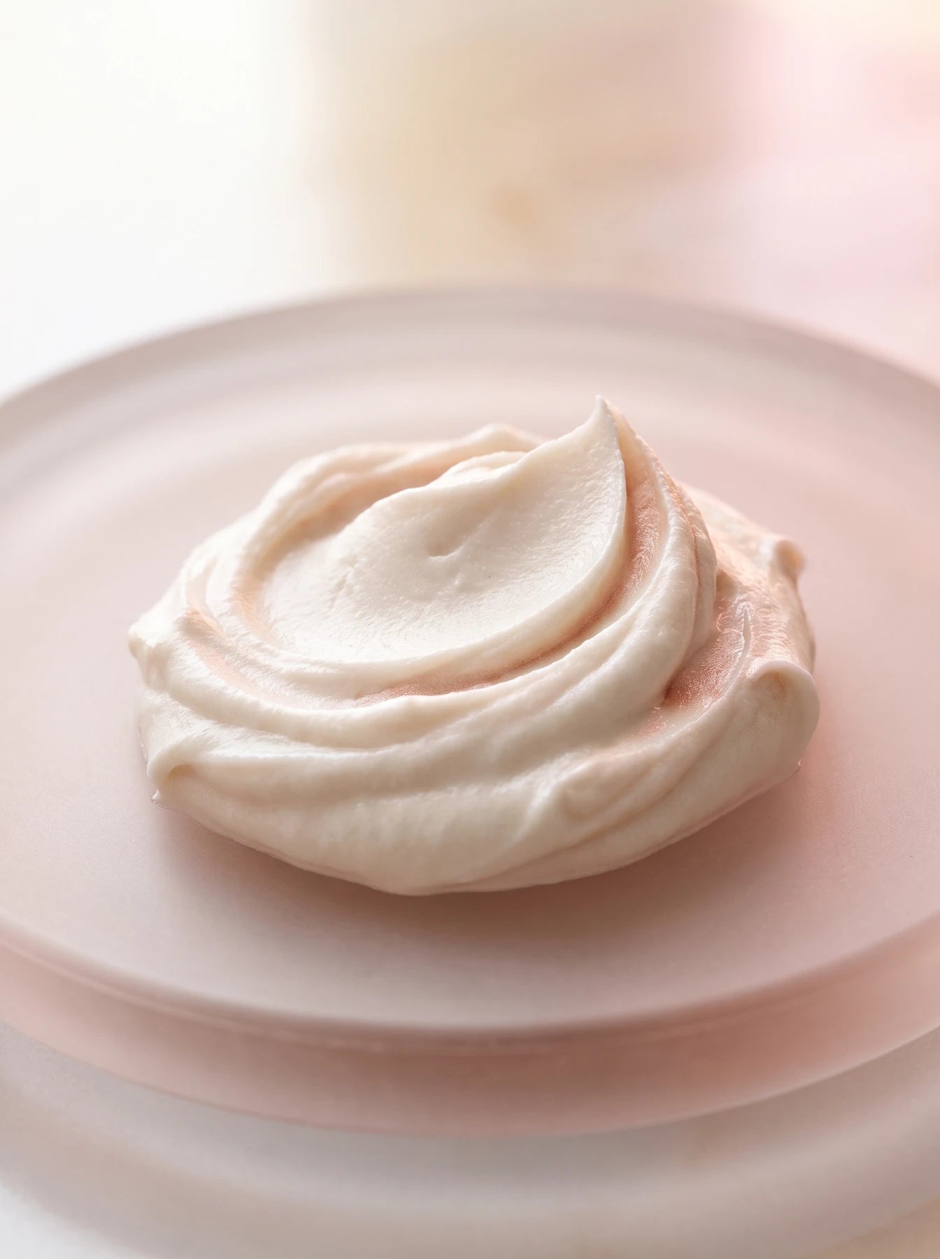 Een zachte swirl van crème op doorschijnend glas